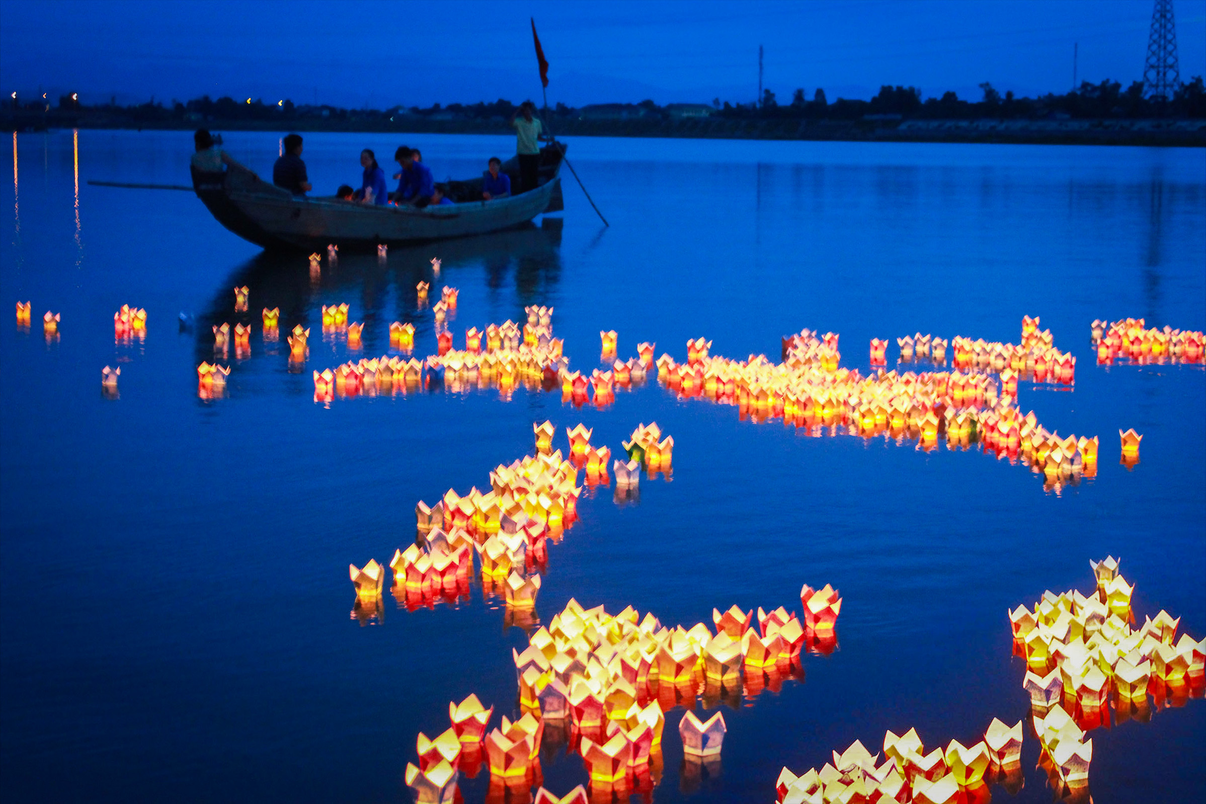 Đêm hoa đăng giữa dòng Thạch Hãn