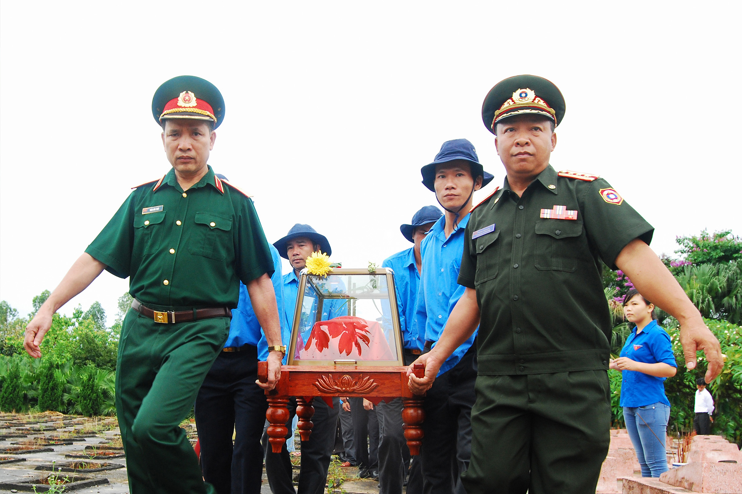 Về với đất Mẹ
