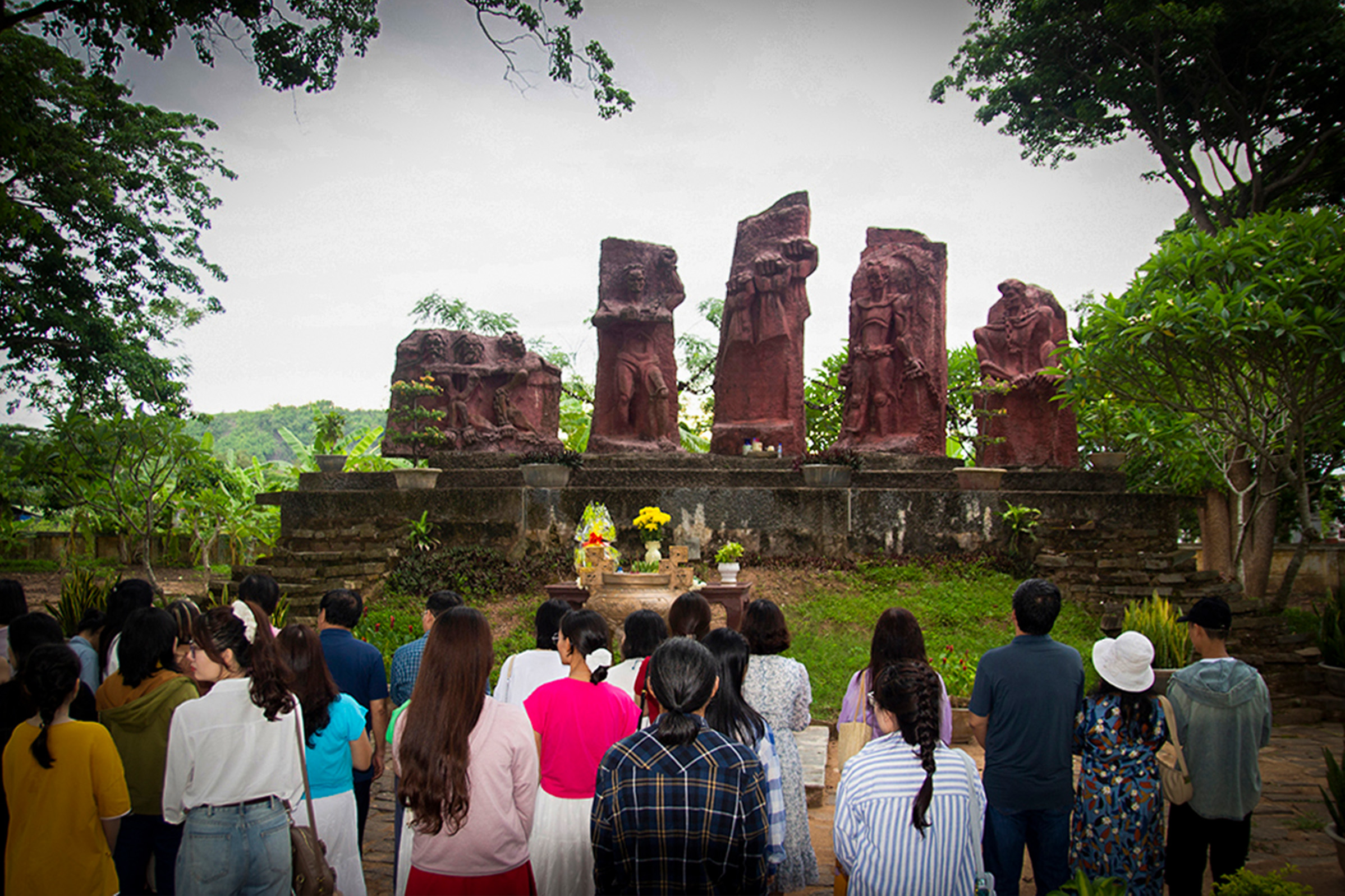Dâng hương, tưởng niệm các sĩ phu yêu nước và anh hùng liệt sĩ đã hy sinh tại di tích nhà tù Lao Bảo