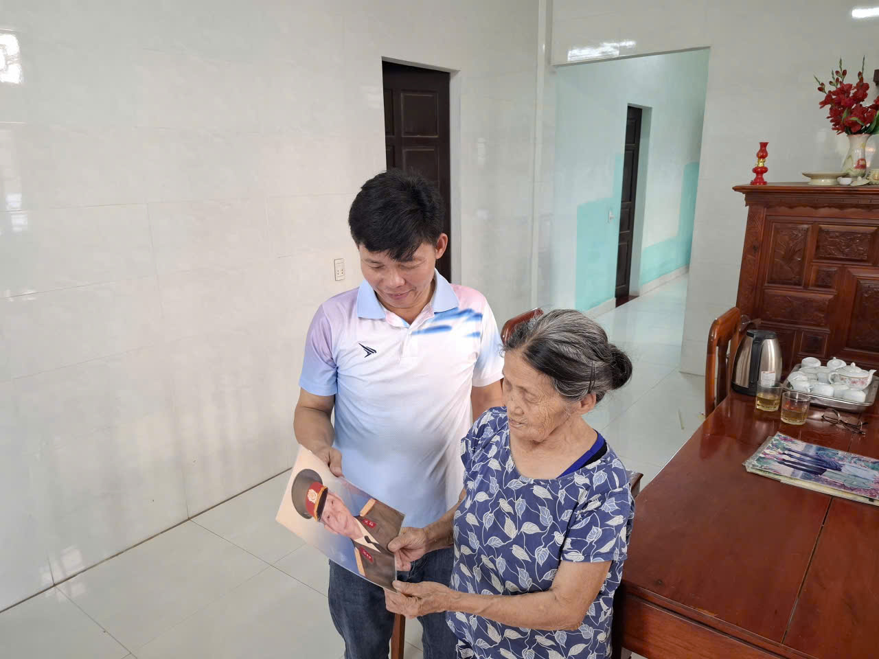 Ảnh chân dung ông Lương Trung Kỳ được mẹ con bà Thí cất giữ cẩn thận - Ảnh: Lê Thi.