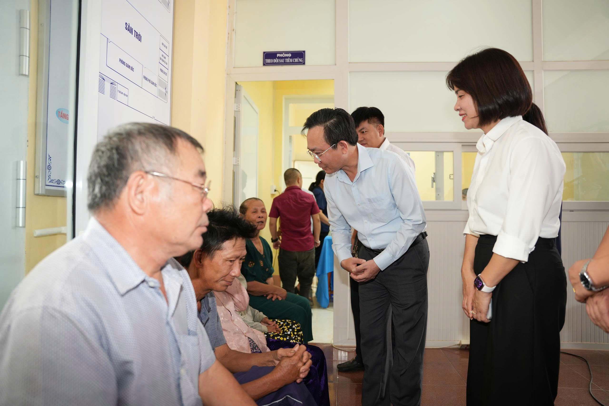 Ông Hoàng Xuân Tân - TUV, Phó Chủ tịch UBND tỉnh Quảng Trị thăm hỏi người dân đến khám sức khỏe - Ảnh: Sở Y tế