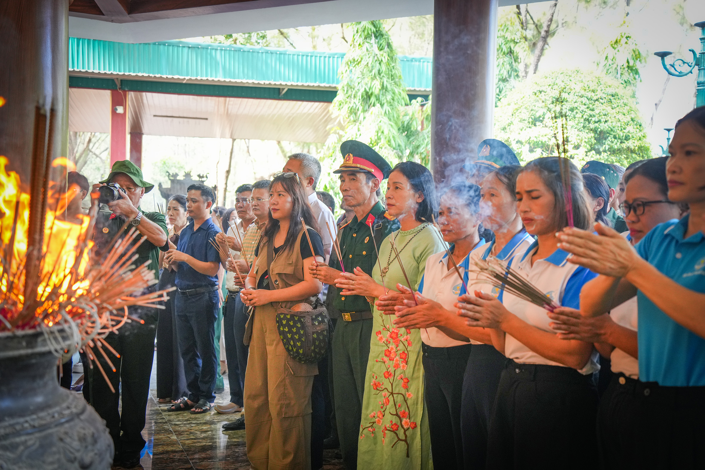 Đoàn đến dâng hương, dâng hoa tại Khu di tích quốc gia đặc biệt Ngã ba Đồng Lộc - Ảnh: Thanh Thọ