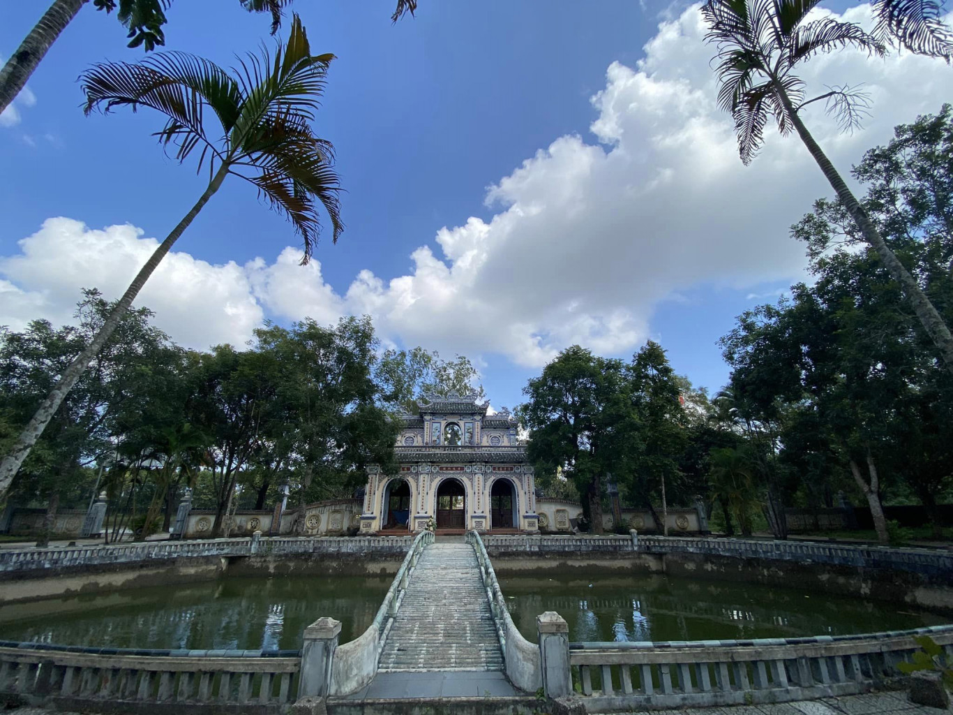 Không gian thoáng đẹp, cổ kính ở Tổ đình Sắc tứ Tịnh Quang - Ảnh: N.Q