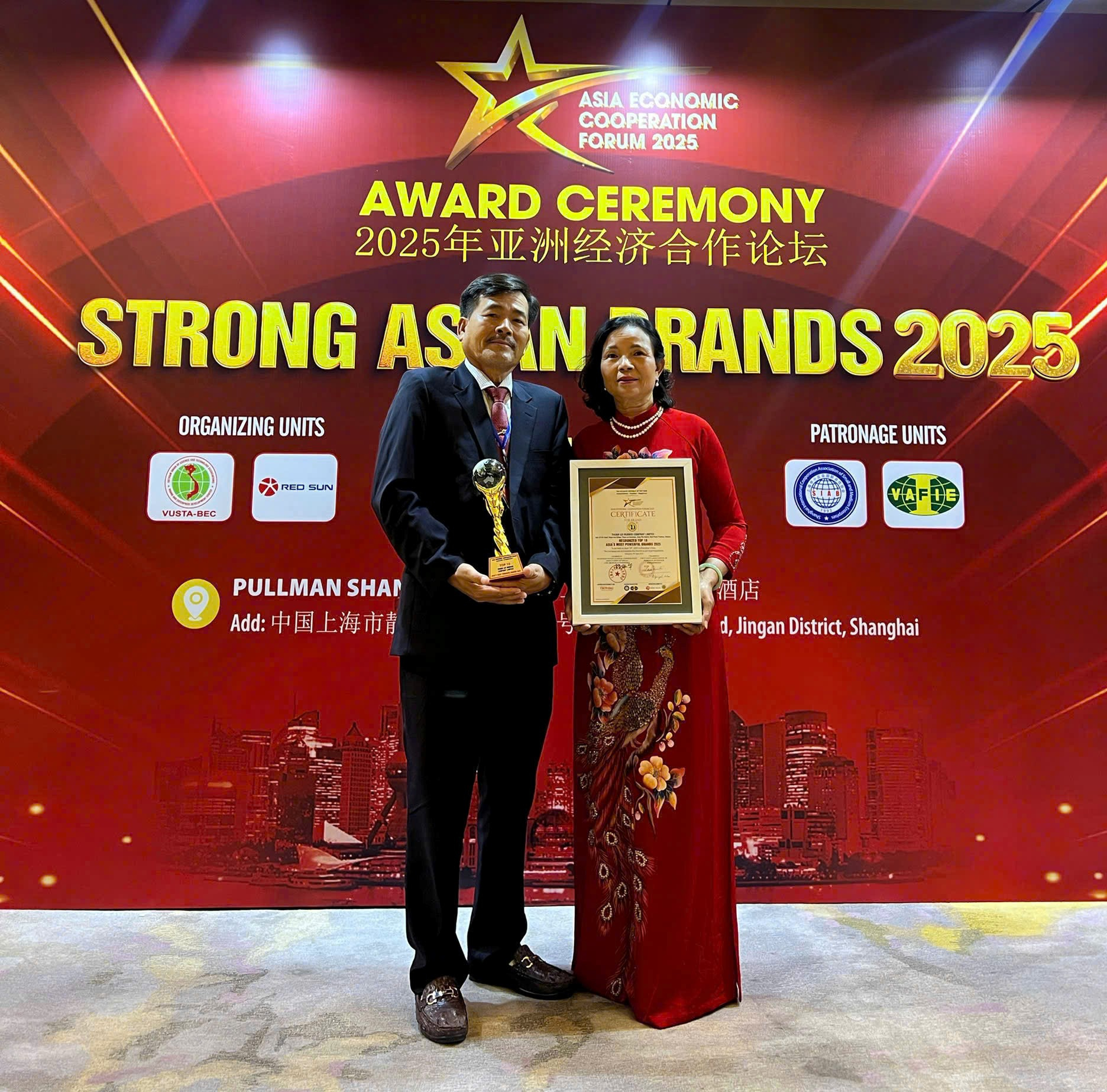 Ông Võ Quang Thuận và phu nhân nhận Chứng nhận Công ty đạt Top 10 Thương hiệu mạnh Châu Á, tại Diễn đàn Kinh tế châu Á năm 2025 - Ảnh: TGCC