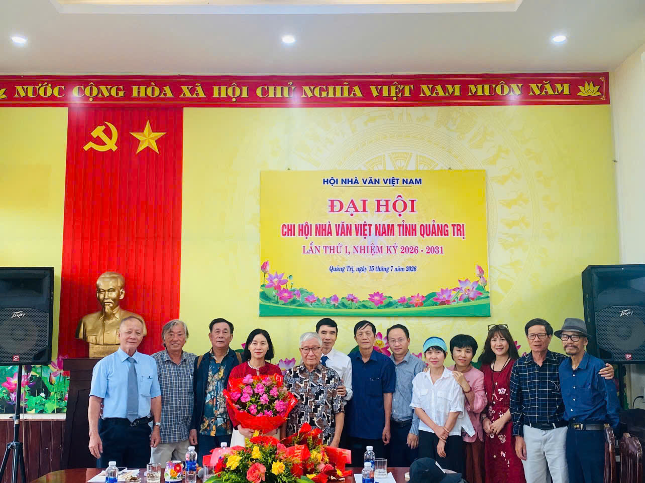 Các hội viên Chi hội cùng chụp ảnh lưu niệm