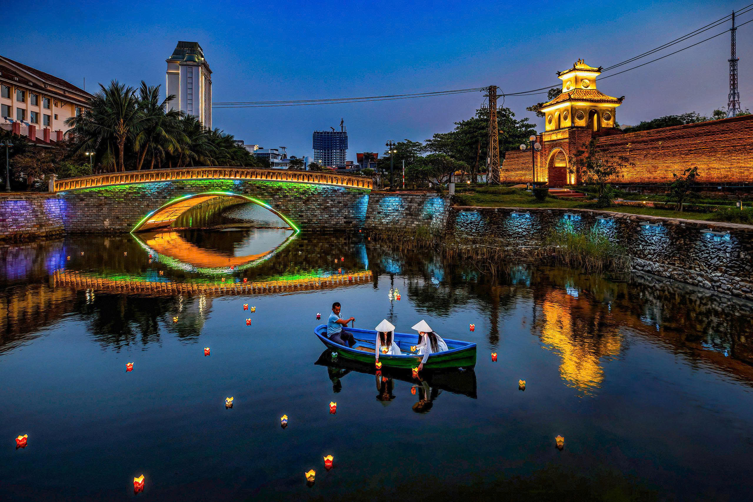 Hoa đăng Thành cổ Đồng Hới - Ảnh: Đức Thành