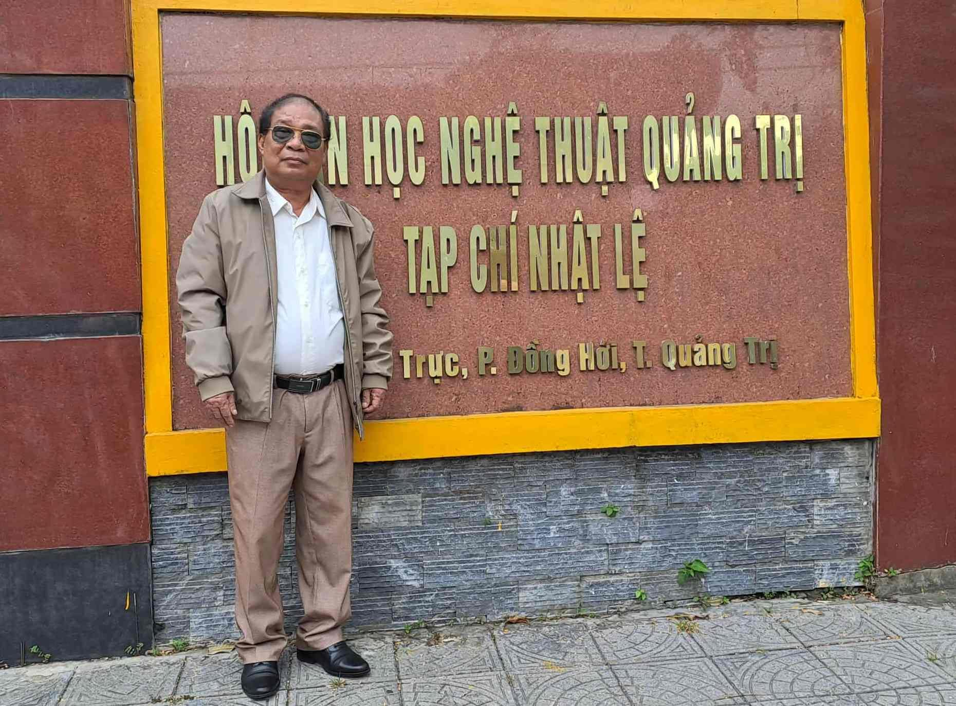 Nhà văn Nguyễn Ngọc Chiến chụp ảnh lưu niệm trước trụ sở của Hội VHNT Quảng Trị, Tạp chí Nhật Lệ ( Ảnh: FBNV)
