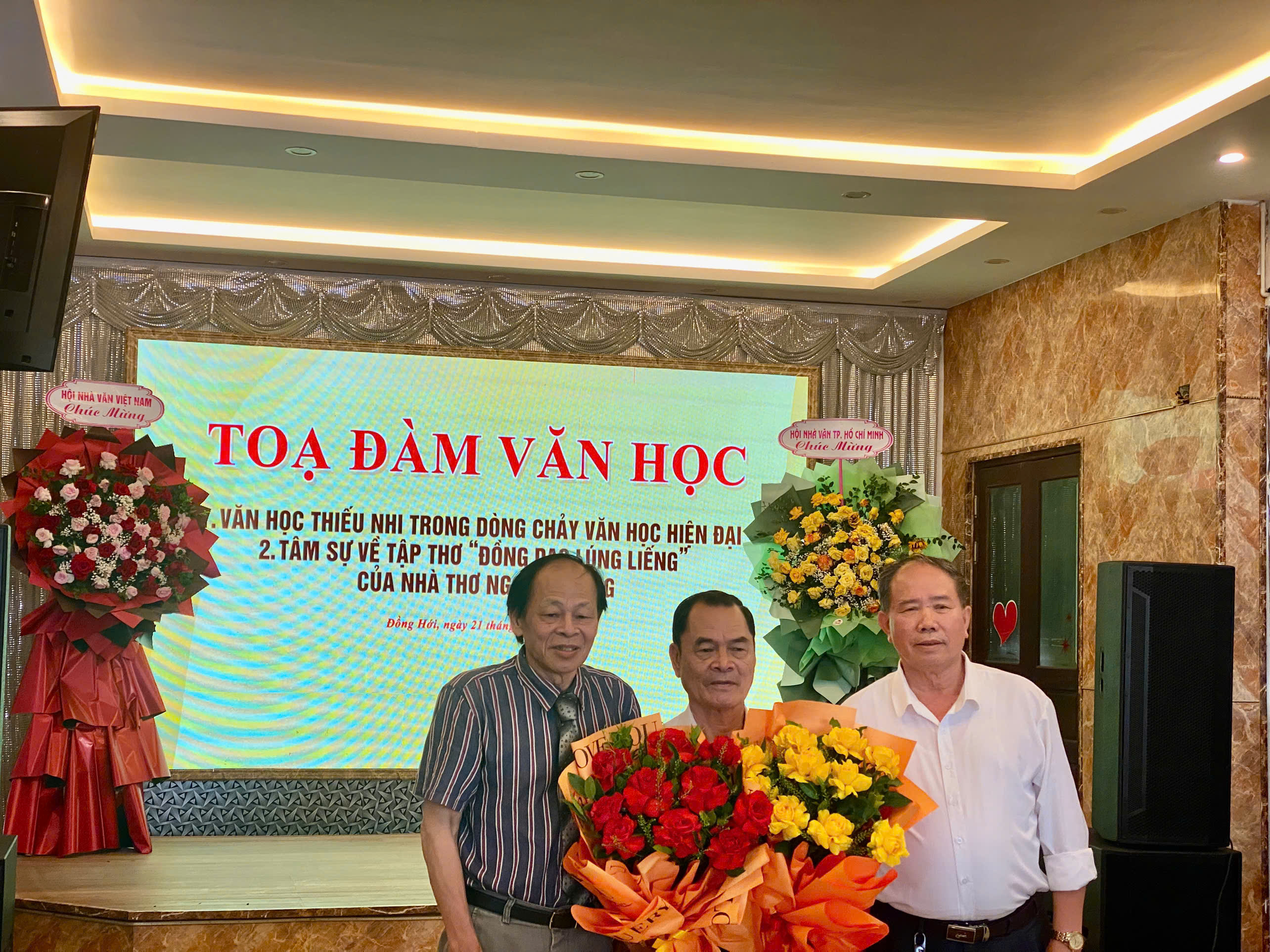 Ảnh: Nhả thơ Ngọc Khương (ở giữa)
