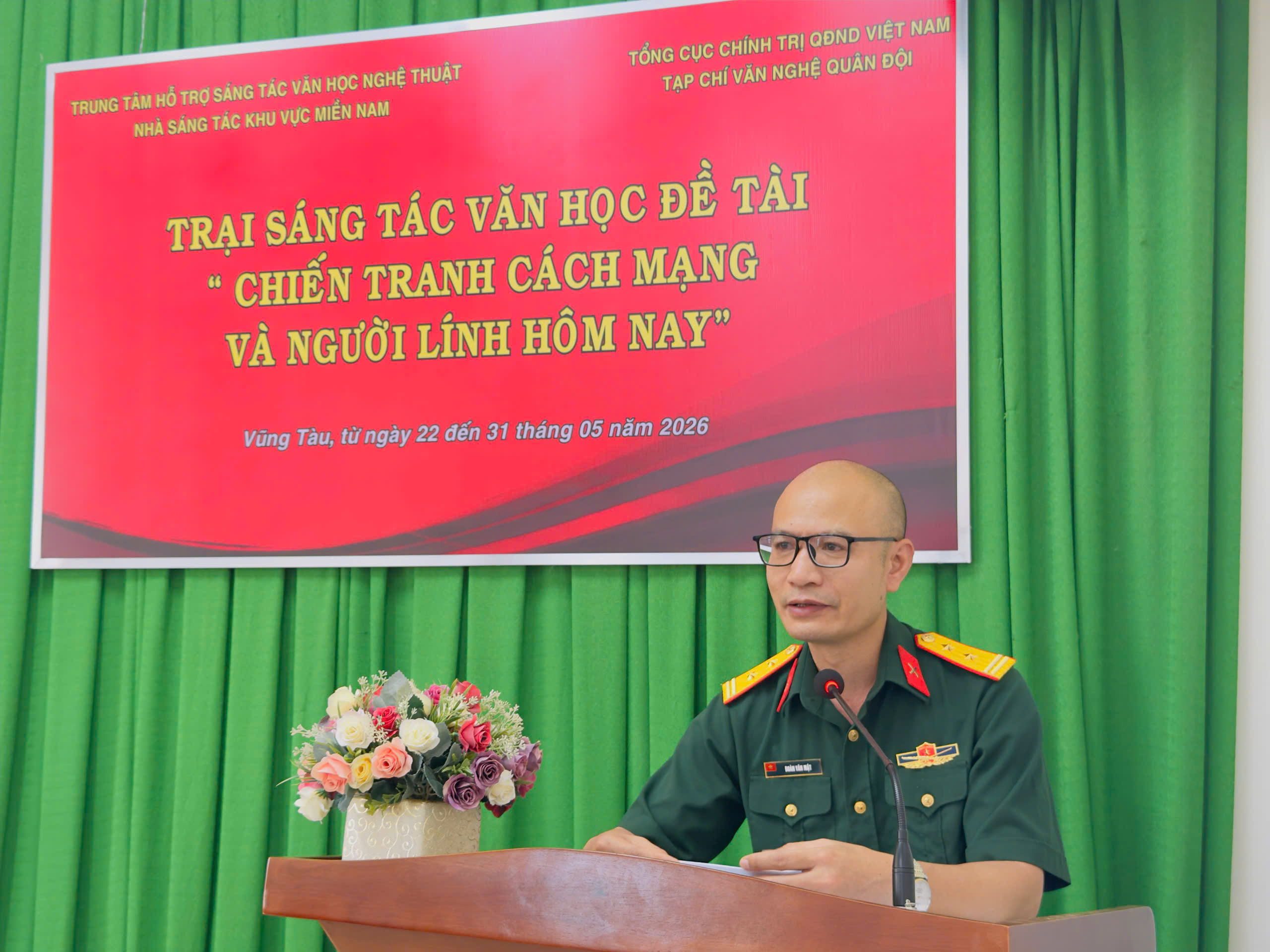 Ảnh: Nhà thơ Đoàn Văn Mật, Phó TBT Tạp chí Văn nghệ Quân đội