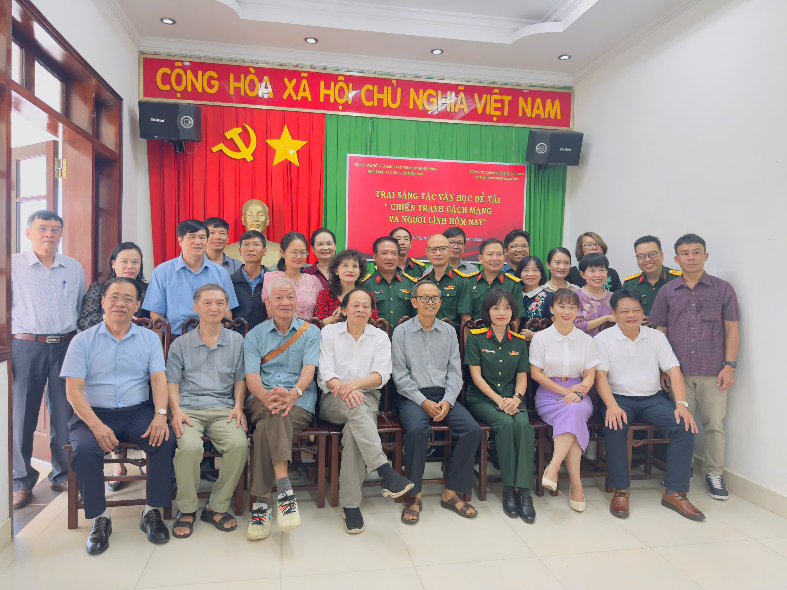 Ảnh: Các thành viên Trại sáng tác cùng văn nghệ sỹ