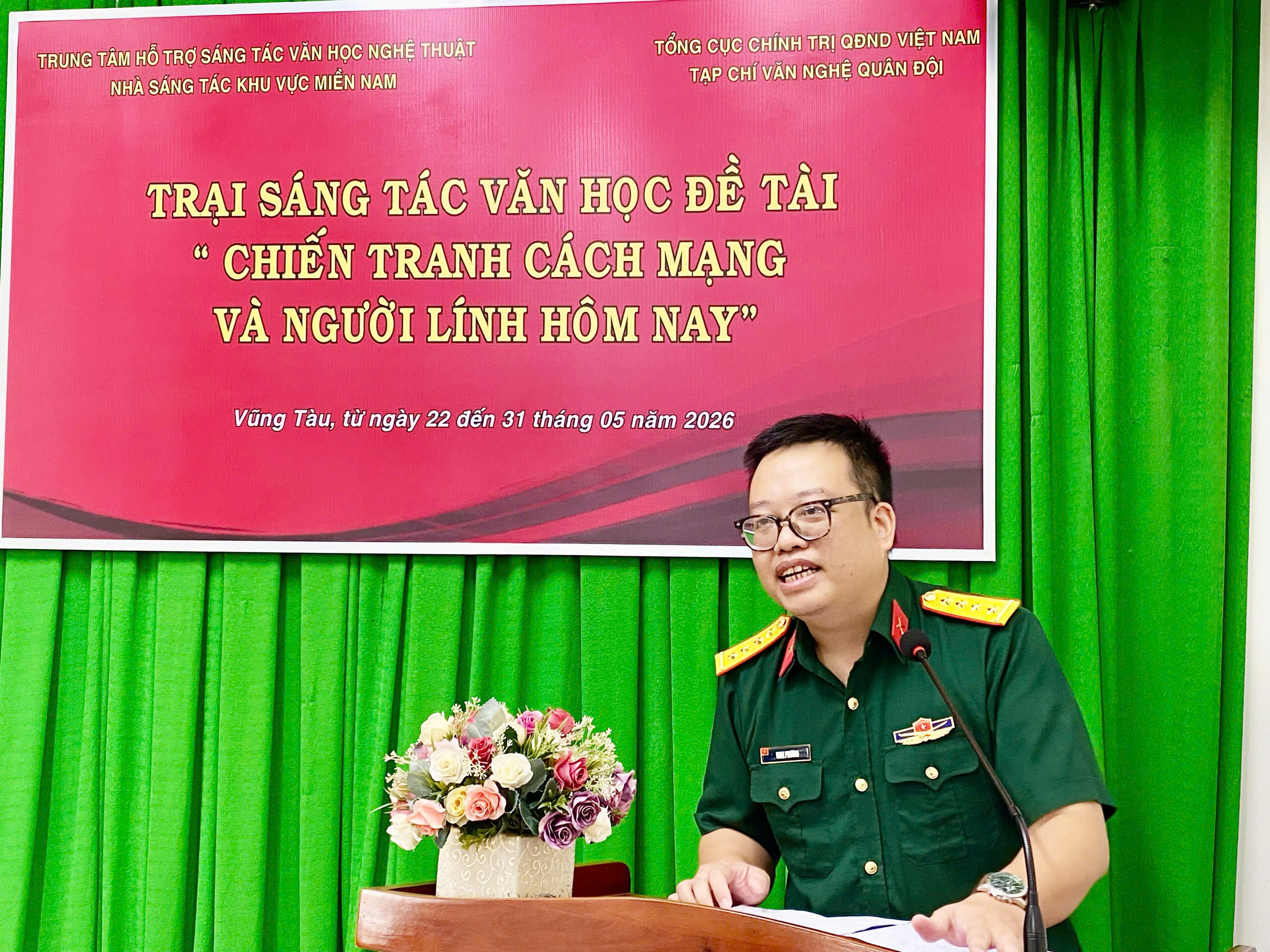 Ánh: Nhà văn Đinh Phương báo cáo bế mạc trại