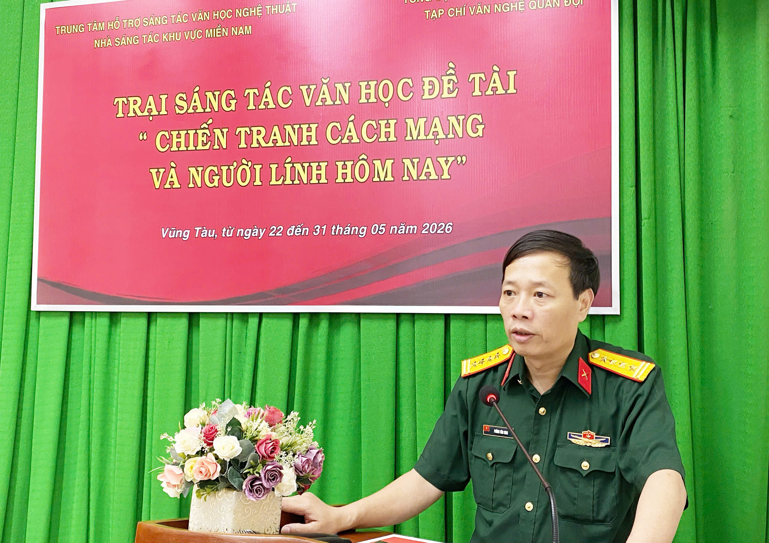 Ánh: Nhà văn Phùng Văn Khai, Phó TBT Tạp chí Văn nghệ quân đội phát biểu, chia sẻ với các trại viên