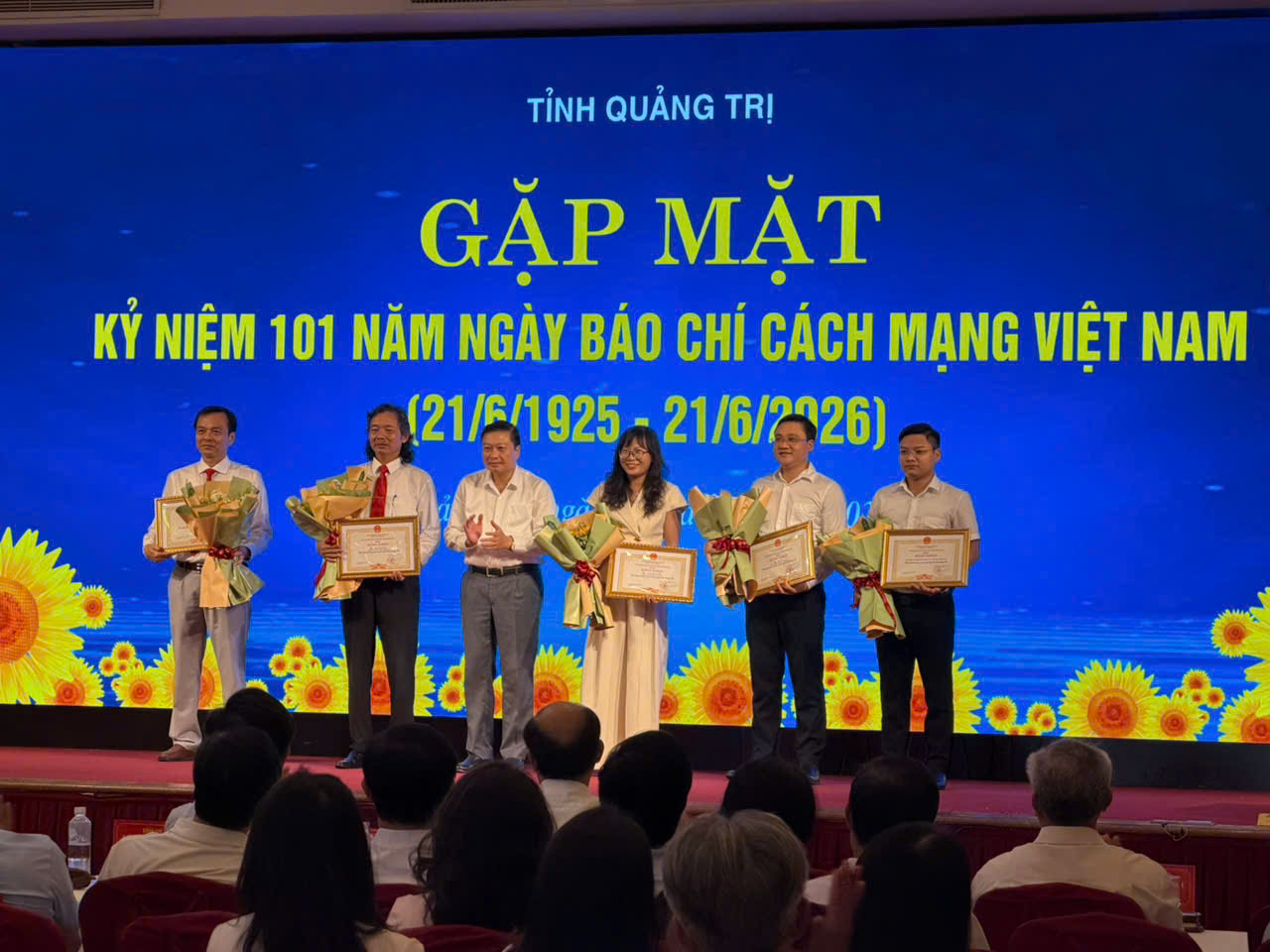 Ảnh: 1 tập thể và 4 cá nhân có thành tích xuất sắc trong công tác tuyên truyền, quảng bá hình ảnh quê hương, con người Quảng Trị.