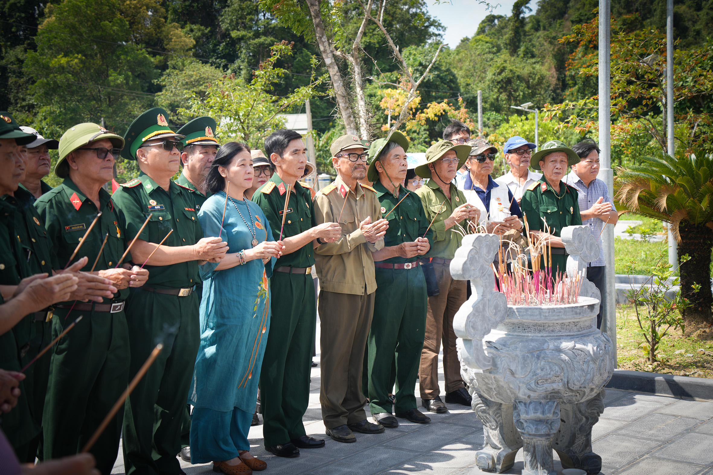 Đoàn dâng hương tại di tích Quốc gia Đèo Đá Đẽo - Ảnh: T.N