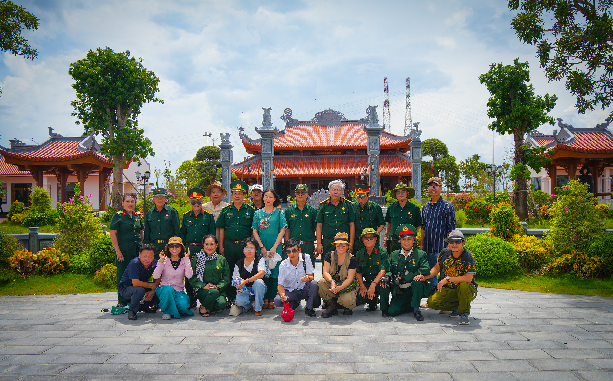 Đoàn thực tế tại Di tích lịch sử quốc gia Bến phà Gianh - Ảnh: T.N