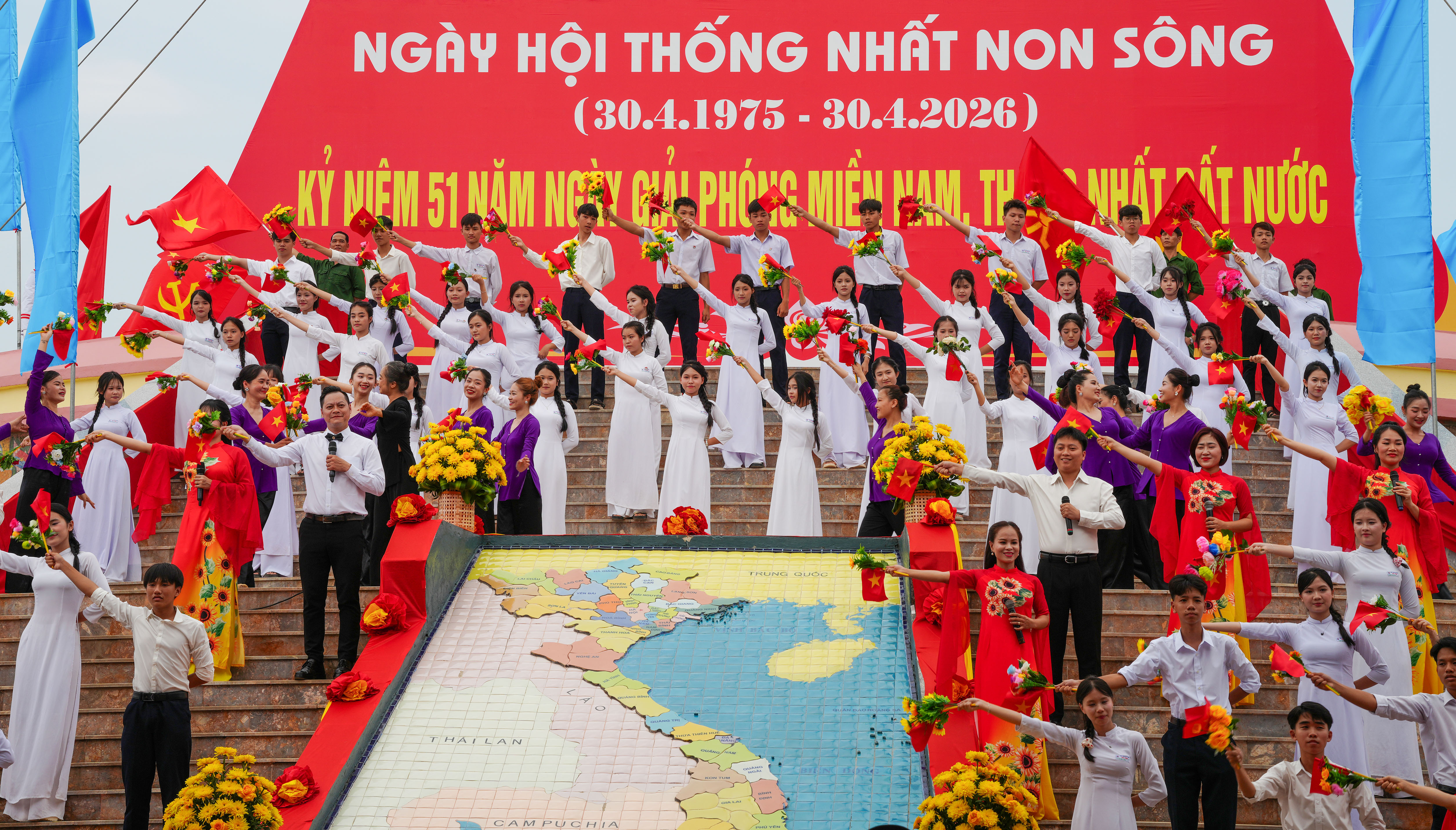 Tiết mục biểu diễn tại Lễ Thượng cờ “Thống nhất non sông” - Ảnh: H.T.T