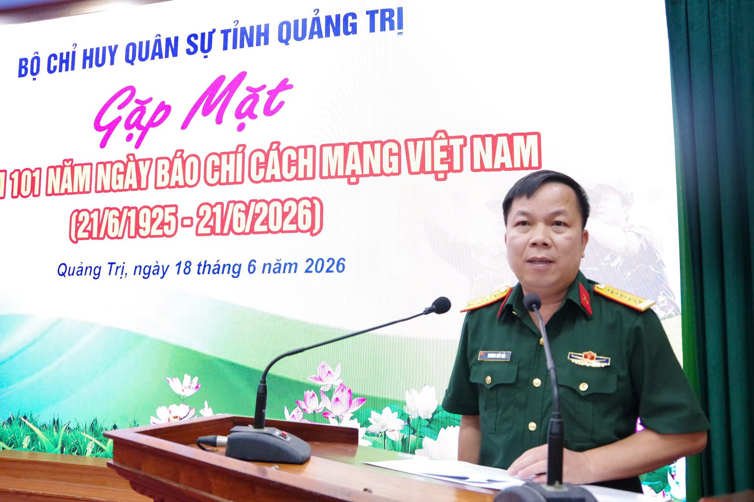Đại tá Trương Viết Hải, Tỉnh ủy viên, Phó Bí thư Thường trực Đảng ủy Quân sự tỉnh, Chính ủy Bộ CHQS tỉnh phát biểu tại buổi gặp mặt báo chí - Ảnh: X.D