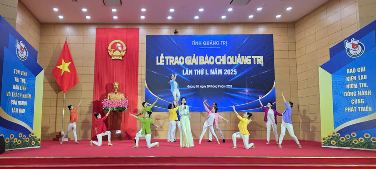 Văn nghệ chào mừng buổi lễ - Ảnh: T.N