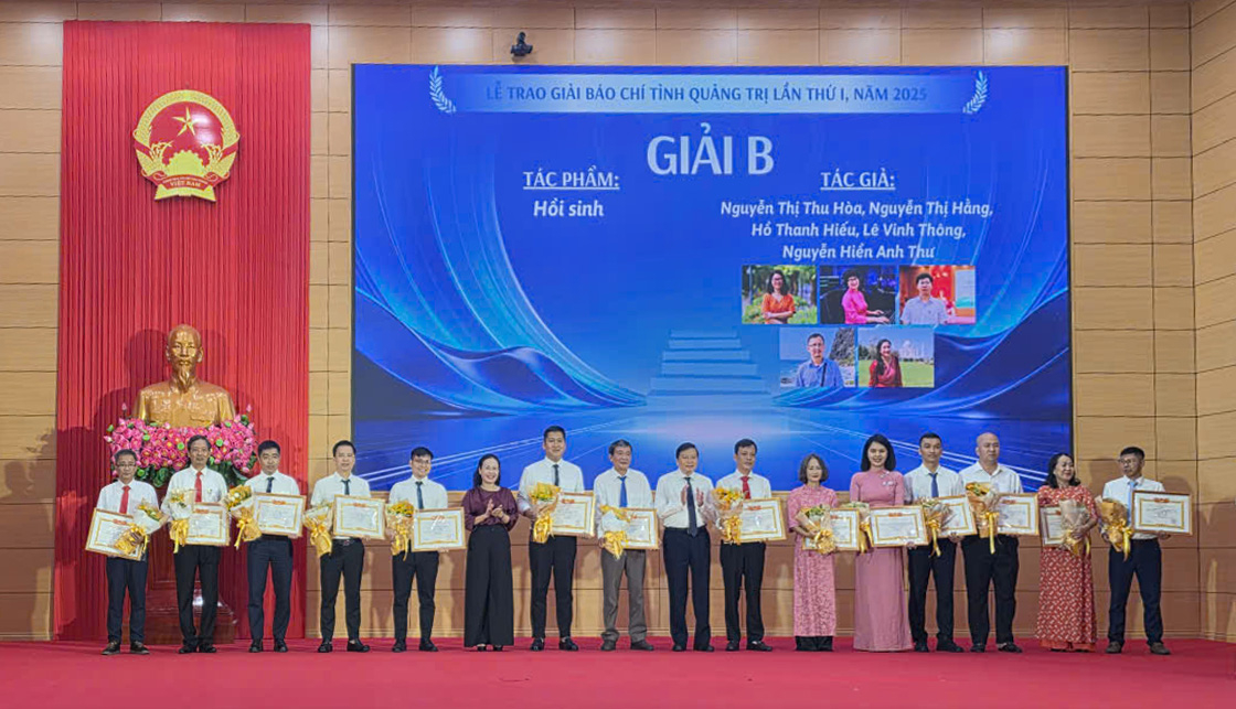 Ban tổ chức trao giải B - Ảnh: T.N