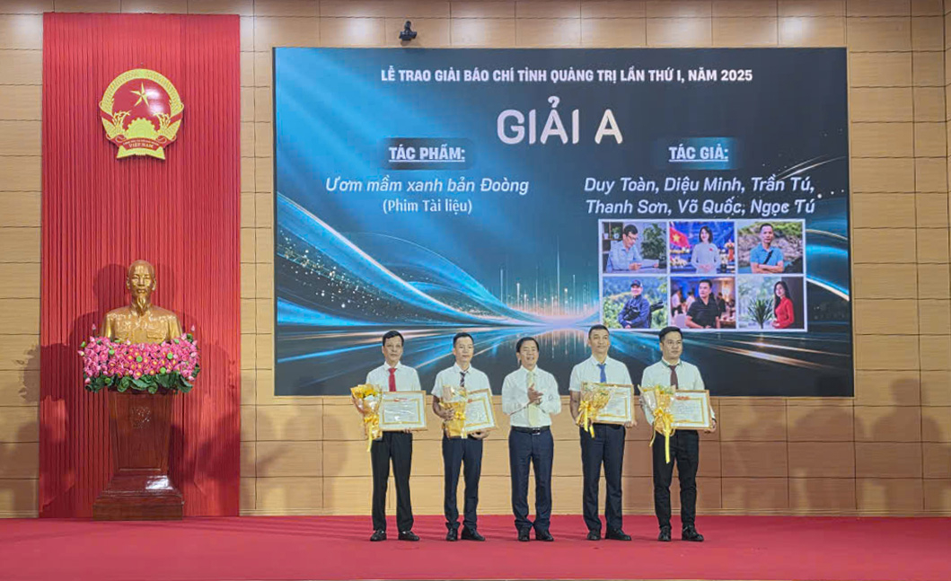 Ban tổ chức trao giải A - Ảnh: T.N