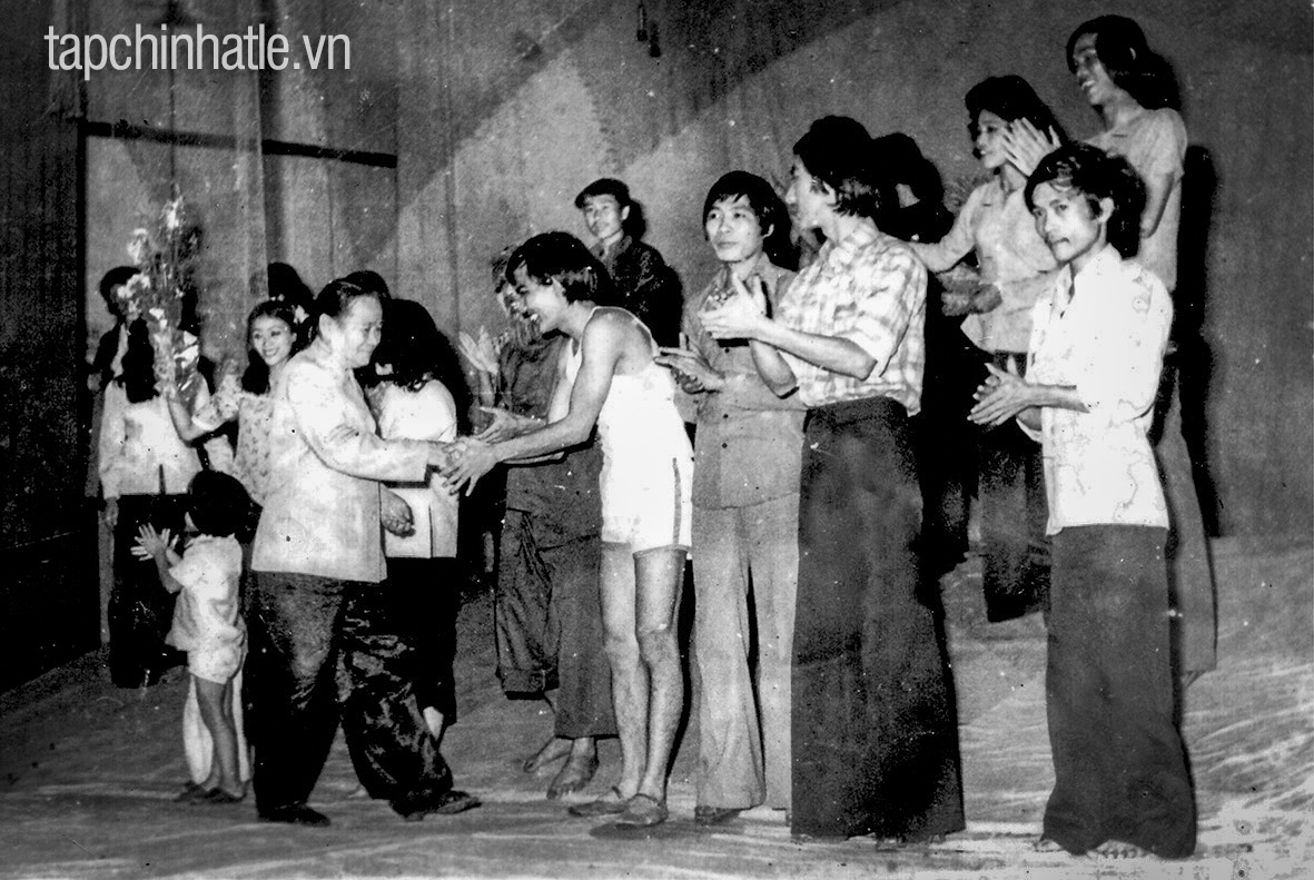Bà Lê Thị Sương - vợ của đồng chí Lê Duẩn đến xem Đoàn biểu diễn tại Rạp Hồng Hà (Hà Nội) và chúc mừng toàn đoàn sau buổi diễn thành công - Ảnh: HỒ THANH THOAN