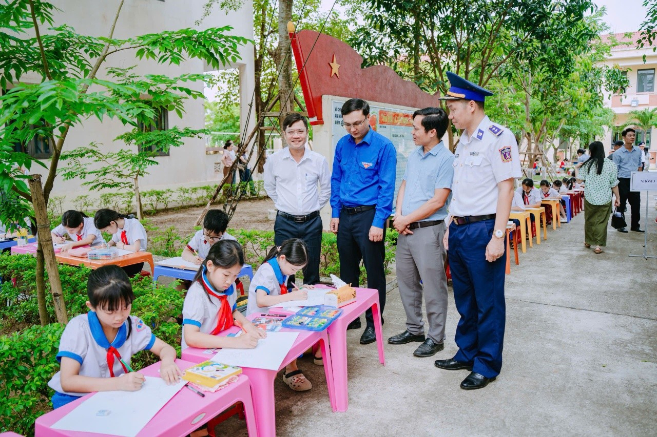 Học sinh tham gia cuộc thi vẽ tranh