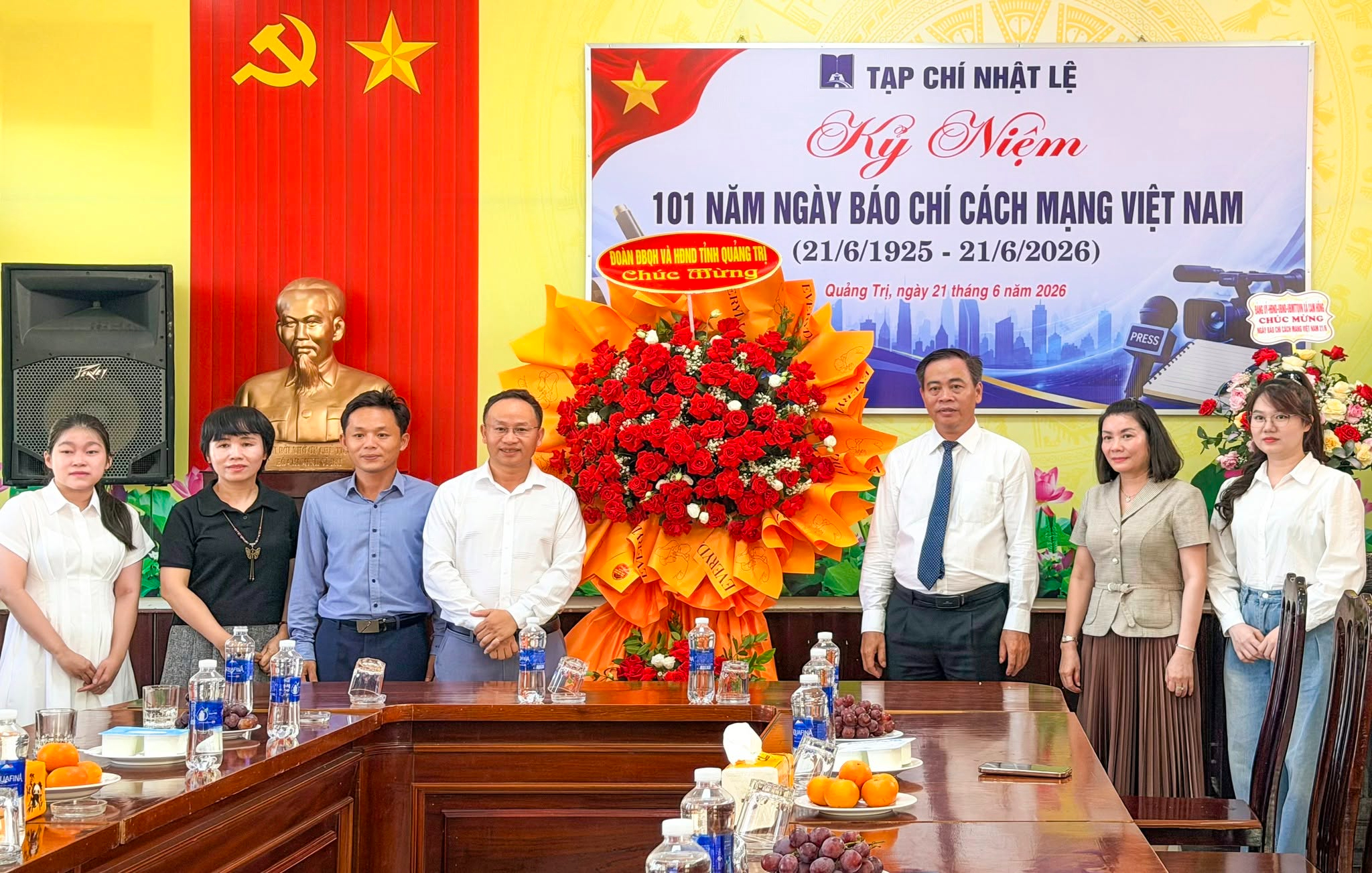 Ông Hồ Thanh Thọ (thứ 4, bên trái qua) cùng cán bộ viên chức Tạp chí Nhật Lệ nhận hoa chúc mừng của lãnh đạo tỉnh nhân kỷ niệm 101 năm Ngày Báo chí Cách mạng Việt Nam (21/6/1925 - 21/6/2026)
