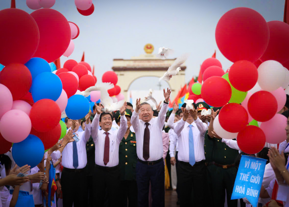 Tổng Bí thư, Chủ tịch nước Tô Lâm và lãnh đạo Đảng, Nhà nước thả chim bồ câu - biểu tượng của hoà bình để gửi gắm thông điệp về khát vọng hòa bình - Ảnh: P.V
