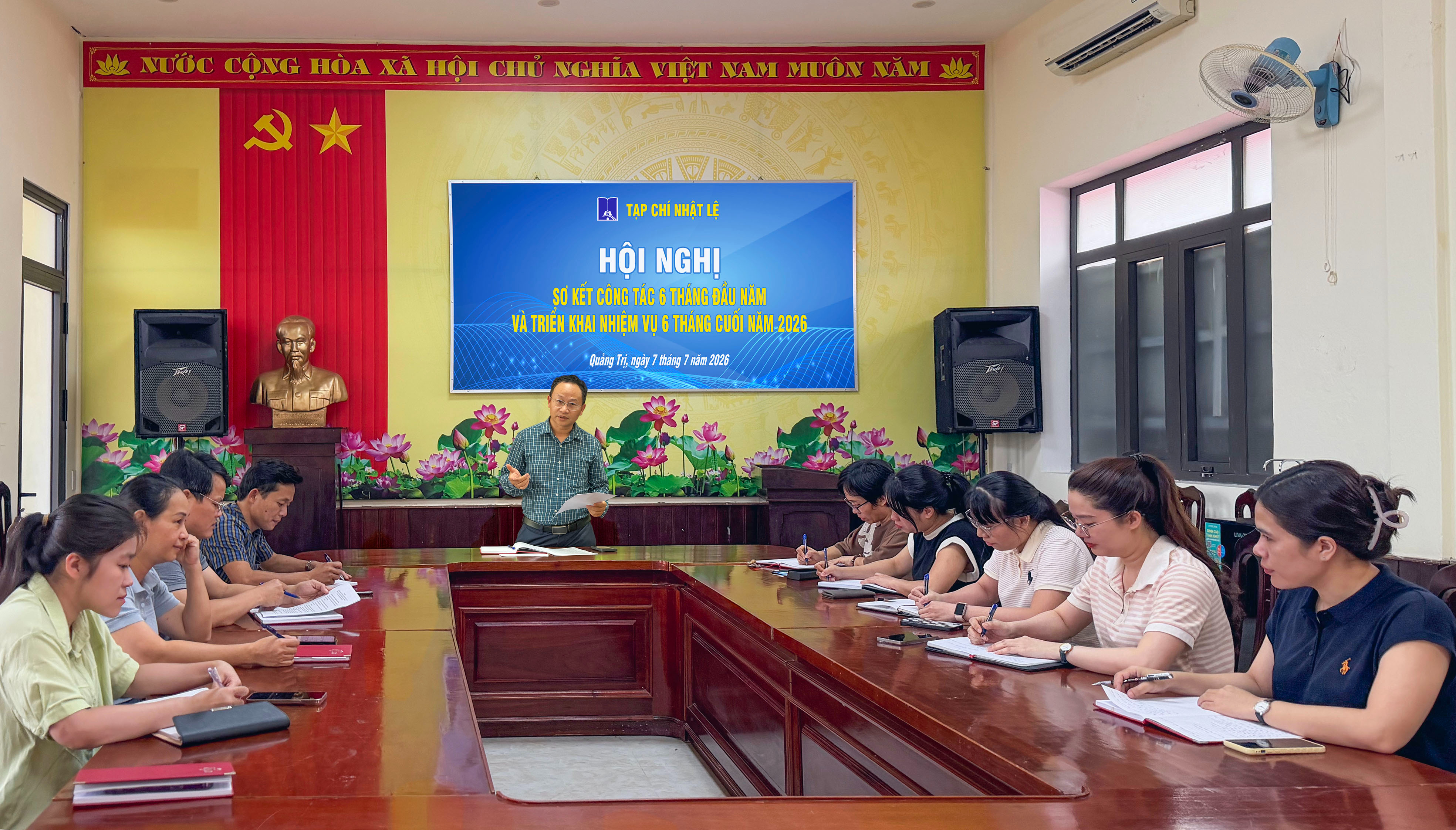 Ông Hồ Thanh Thọ - Tổng biên tập Tạp chí Nhật Lệ điều hành hội nghị - Ảnh: P.V