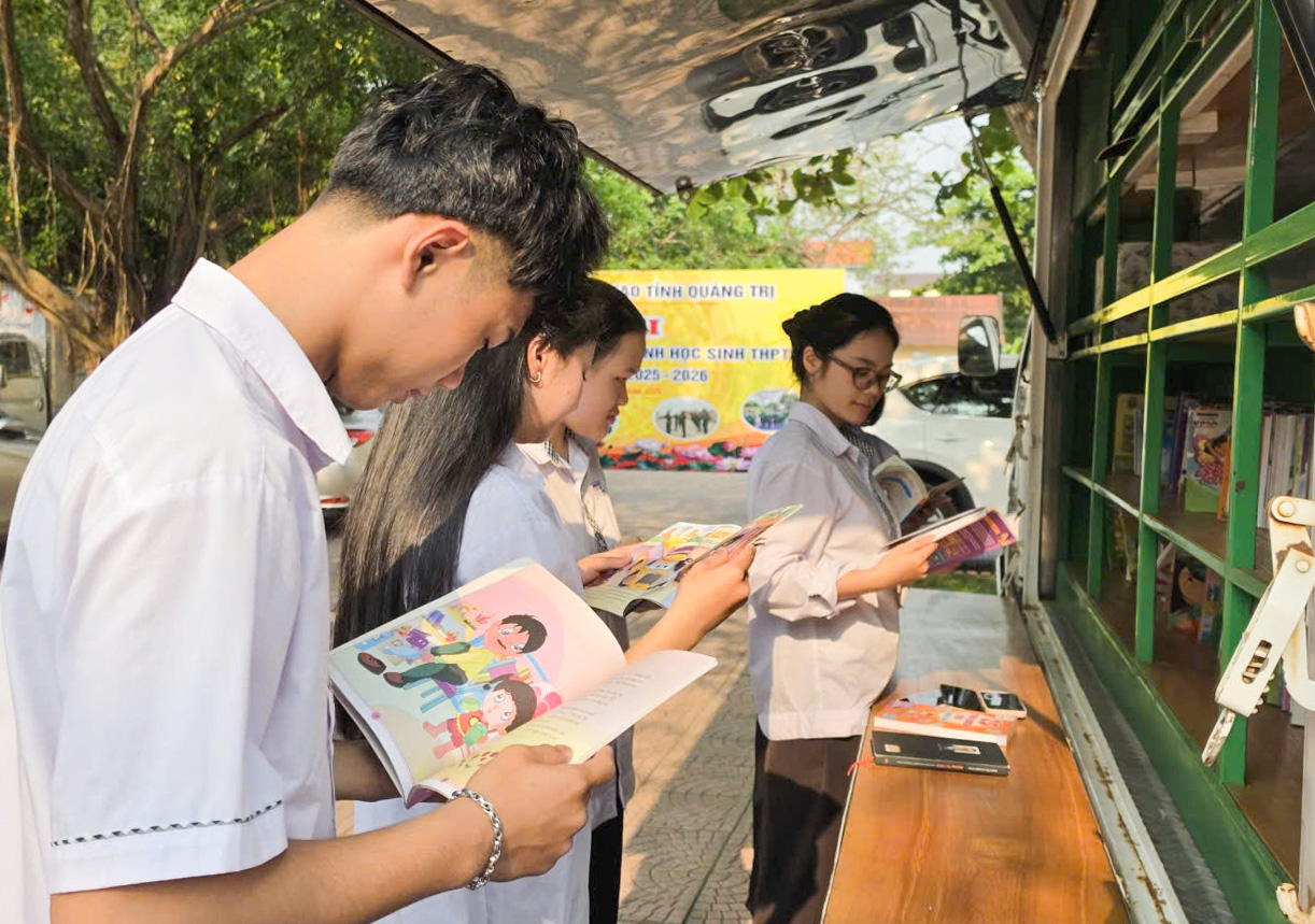 Học sinh tìm hiểu và đọc sách tại "xe sách lưu động" tại trường - Ảnh: T.N