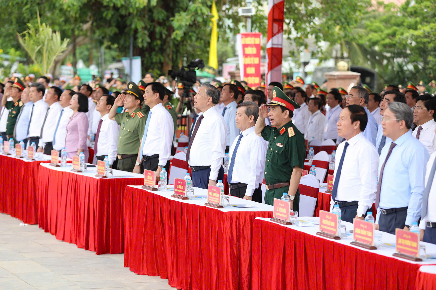 Đồng chí Tô Lâm, Tổng Bí thư, Chủ tịch nước và các đại biểu thực hiện nghi lễ chào cờ - Ảnh: P.V